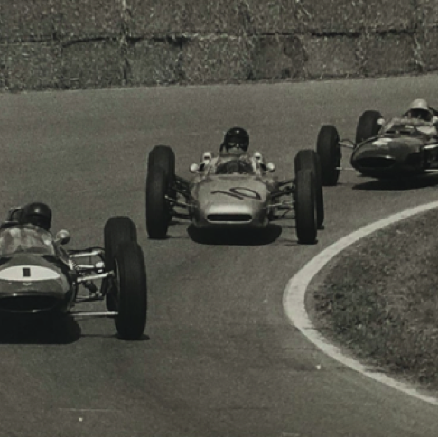 GP de solitude : devant Dan Gurney sur Porsche et Trevor Taylor sur l'autre Lotus